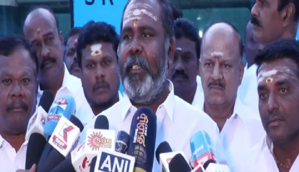 ஜல்லிக்கட்டு வாடிவாசலை இளவரசர், மன்னர் வரும் வரை காத்திருந்து திறக்கிறார்கள் - முன்னாள் அமைச்சர் ஆர்.பி.உதயகுமார் கண்டனம்