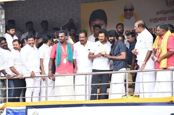 பாலமேடு ஜல்லிக்கட்டு - துணை முதல்வர் உதயநிதி ஸ்டாலினுக்கு காளை சிற்பத்தை நினைவுப்பரிசாக நடிகர் சூரி வழங்கினார்