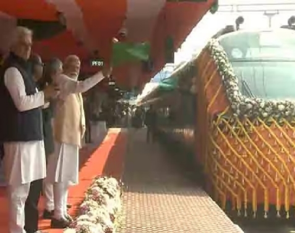 வந்தே பாரத் முதல் ஸ்லீப்பர் ரயில் சேவையை பிரதமர் மோடி துவக்கி வைத்தார்