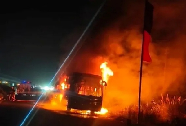 தனியார் ஆம்னி பேருந்தில் திடீர் தீ விபத்து - அதிஷ்டவசமாக உயிர் தப்பிய 33 பயணிகள்