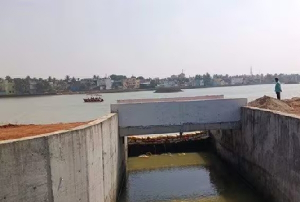 மணலி ஏரியில் அதிவேக படகுகளால் வீணாக வெளியேறும் தண்ணீர் - மதகு அமைக்க கோரிக்கை