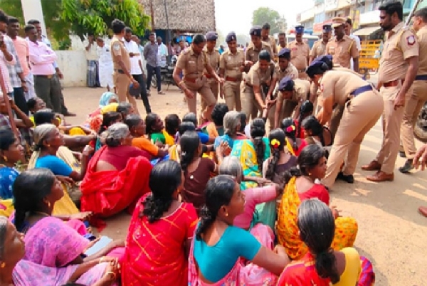 தூத்துக்குடியில் தனியார் காற்றாலையால் விவசாயம் பாதிப்பு - பொதுமக்கள் போராட்டம்