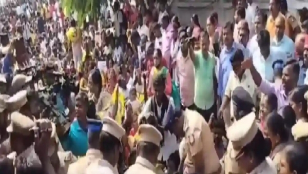 சென்னையில் 8வது நாளாக இடைநிலை ஆசிரியர்கள் இன்று போராட்டம் சென்னையில் 8வது நாளாக இடைநிலை ஆசிரியர்கள் இன்று போராட்டம்