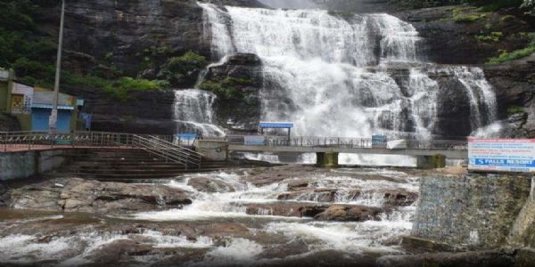 தென்காசியில் கொட்டி தீர்த்த கனமழை - குற்றால அருவிகளில் குளிக்க தடை