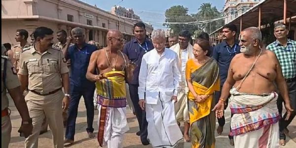 மத்திய வெளியுறவுத்துறை அமைச்சர் ஜெய்சங்கர் ஸ்ரீரங்கம் கோவிலில் குடும்பத்துடன் சாமி தரிசனம்!