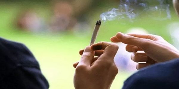 நடுரோட்டில் போதையில் வாலிபரை கொடூரமாக தாக்கிய கும்பல்