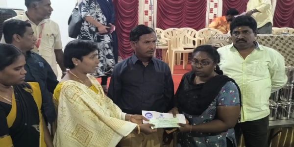 வேடர் புளியங்குளத்தில் 51 பார்வையற்ற மாற்று திறனாளிகளுக்கு வீட்டு மனை பட்டா