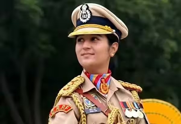 வரும்‌ 26ம்‌ தேதி குடியரசு தின அணிவகுப்பில்‌ முதல்முறையாக சிஆர்பிஎப்‌ ஆண்கள்‌ படையை வழிநடத்தும்‌ இளம்‌ பெண்‌