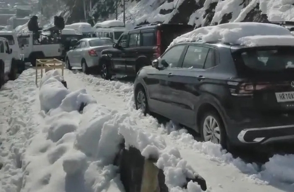 இமாச்சலப் பிரதேச மணாலியில் 8 கி.மீ. போக்குவரத்து நெரிசல் - சுற்றுலாப் பயணிகள் சாலையில் தவிப்பு