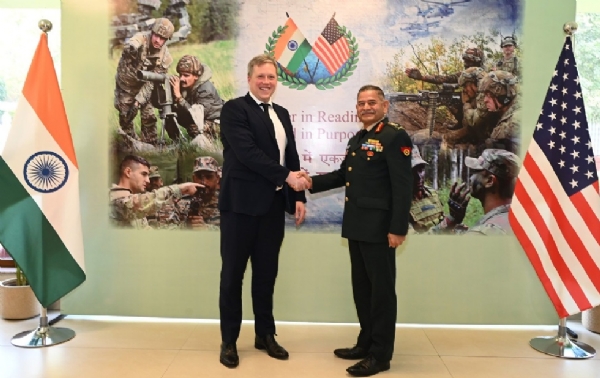 இந்திய ராணுவத் தளபதி ஜெனரல் உபேந்திர திவேதியுடன் அமெரிக்க ராணுவச் செயலாளர் டேனியல் சந்திப்பு இந்திய ராணுவத் தளபதி ஜெனரல் உபேந்திர திவேதியுடன் அமெரிக்க ராணுவச் செயலாளர் டேனியல் சந்திப்பு