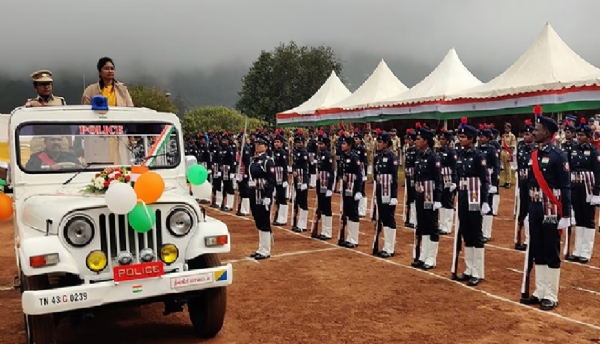 குடியரசு தின விழாவை முன்னிட்டு 163 அதிகாரிகளுக்கு நற்சான்றுகளை நீலகிரி மாவட்ட ஆட்சியர் வழங்கினார்