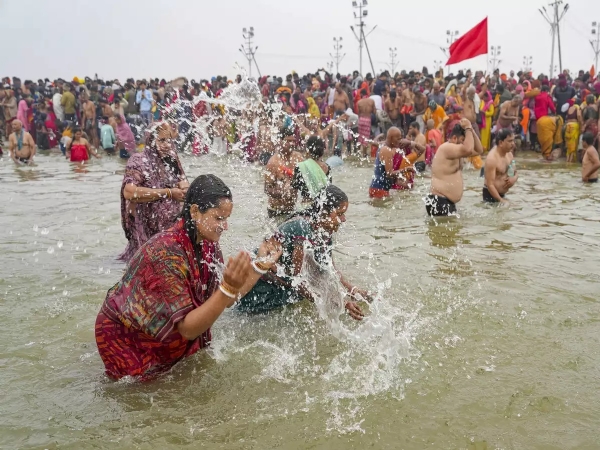 பௌஷ் பூர்ணிமாவை முன்னிட்டு பிரயாகையில் உள்ள திரிவேணி சங்கமத்தில் முதல் நீராடுதல், புனித நீராடுதல் பௌஷ் பூர்ணிமாவை முன்னிட்டு பிரயாகையில் உள்ள திரிவேணி சங்கமத்தில் முதல் நீராடுதல், புனித நீராடுதல்