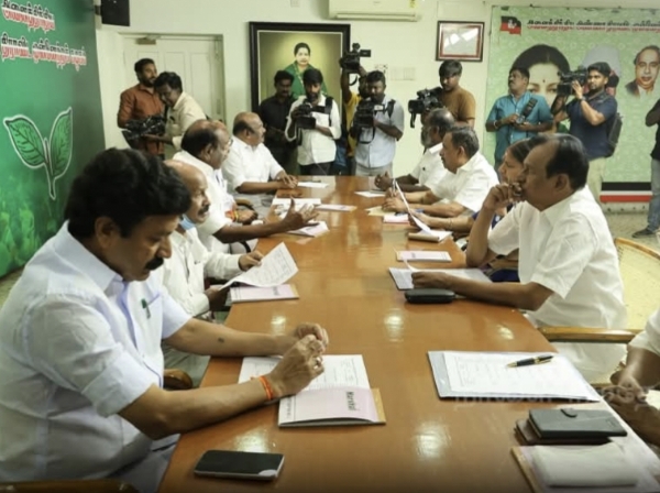 அதிமுக குழு ஆலோசனை