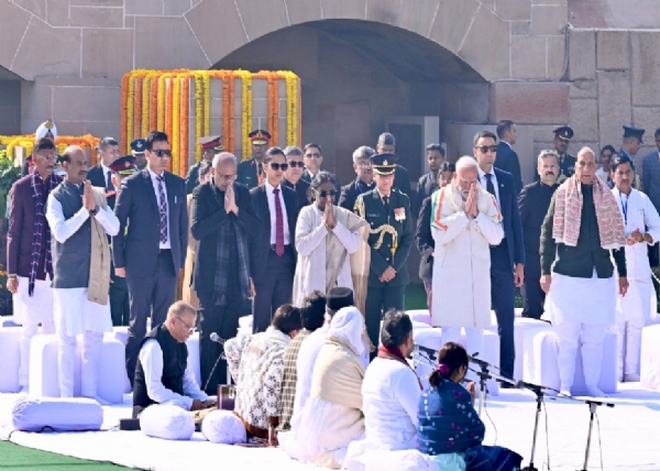 மகாத்மா காந்தியின் 79 ஆவது  நினைவு தினத்தை முன்னிட்டு நினைவிடத்தில் பிரதமர் மோடி,  குடியரசுத் தலைவர் திரௌபதி  அஞ்சலி