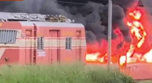 கேரள மாநிலம் திருச்சூர்  ரெயில் நிலையத்தை ஒட்டிய வாகனங்கள் நிறுத்தும் இடத்தில் பயங்கர தீ விபத்து