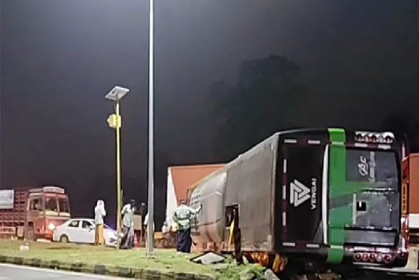 ஆம்னி பேருந்து சாலையில் கவிழ்ந்து விபத்து - ஒருவர் பலி, 10 பேர் படுகாயம்