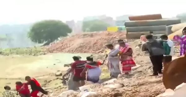 கூவம் ஆற்றில் இறங்கிப் போராடிய தூய்மைப் பணியாளர்கள் கைது