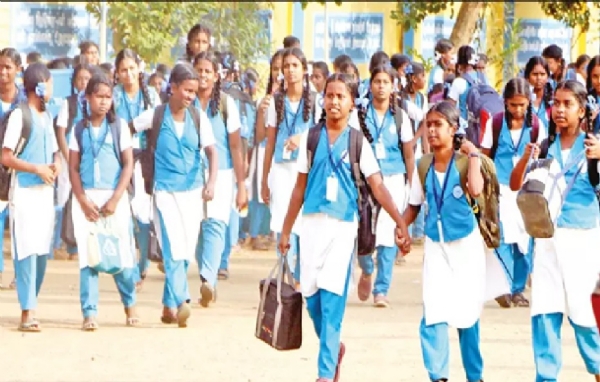 அரையாண்டு விடுமுறை முடிந்து பள்ளிகள் இன்று திறப்பு அரையாண்டு விடுமுறை முடிந்து பள்ளிகள் இன்று திறப்பு