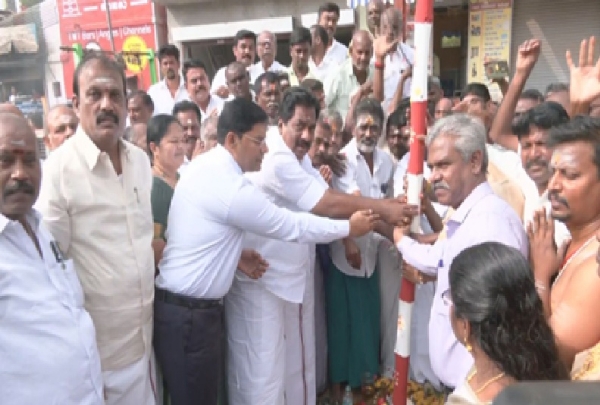 அலங்காநல்லூர், பாலமேடு ஜல்லிக்கட்டு பணிகளுக்கான பந்தக்கால் நடப்பட்டது