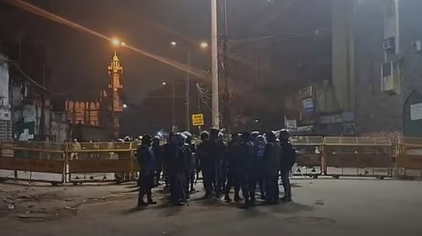 இன்று அதிகாலை டெல்லி மசூதி இடிப்பதற்கு  எதிர்ப்பு தெரிவித்து சிலர் கற்களை வீசித் தாக்குதல் - வன்முறையில் 5 காவலர்கள் காயம்!