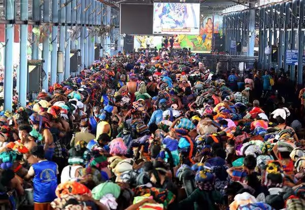 பக்தர் கூட்டம் தொடர்ந்து அதிகரித்து வருவதால் சபரிமலை 18 படிகளில் ஏற பக்தர்கள் 10 மணி நேரம் காத்திருப்பு பக்தர் கூட்டம் தொடர்ந்து அதிகரித்து வருவதால் சபரிமலை 18 படிகளில் ஏற பக்தர்கள் 10 மணி நேரம் காத்திருப்பு