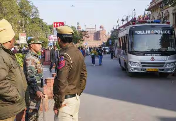 டெல்லியில் சட்ட விரோதமாக தங்கியிருந்த வங்கதேசத்தினர் 25 பேர் கைது