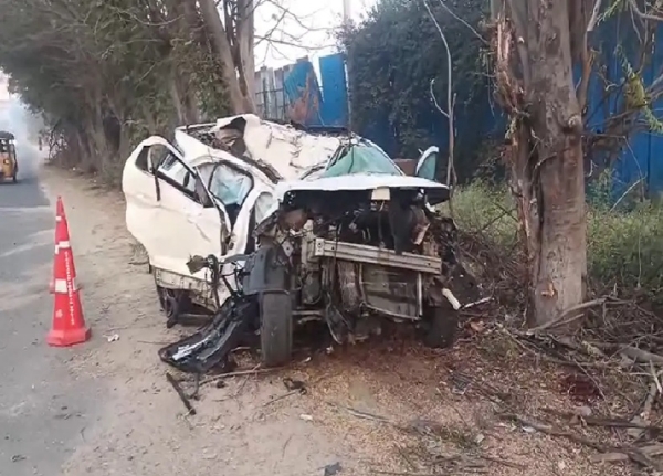 கார் மரத்தில் மோதி விபத்து - 4 கல்லூரி மாணவர்கள் உயிரிழப்பு