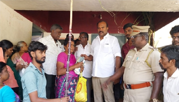 தூத்துக்குடியில் பொங்கல் பரிசு தொகுப்பை  மேயர் ஜெகன் பெரியசாமி வழங்கினார்