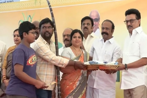 ரூ.3000 ரொக்கடத்துடன் பொங்கல் பரிசு தொகுப்பு வழங்கும் திட்டத்தை முதல்வர் ஸ்டாலின் தொடங்கி வைத்தார்