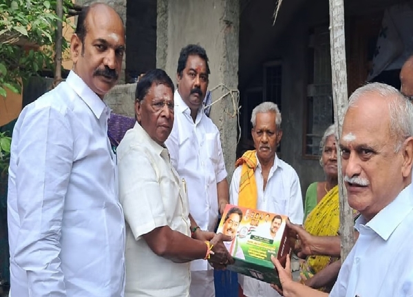 புதுச்சேரியில் காங்கிரஸ் கட்சியின் சார்பில் பொங்கல் பரிசு வழங்கும் நிகழ்ச்சி - முன்னாள் முதல்வர் நாராயணசாமி பங்கேற்பு