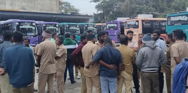 ஊதிய பிரச்சினையை கண்டித்து புதுச்சேரி அரசு மின்சாரப் பேருந்து ஓட்டுநர்கள் திடீர் வேலை நிறுத்தப் போராட்டம் ஊதிய பிரச்சினையை கண்டித்து புதுச்சேரி அரசு மின்சாரப் பேருந்து ஓட்டுநர்கள் திடீர் வேலை நிறுத்தப் போராட்டம்