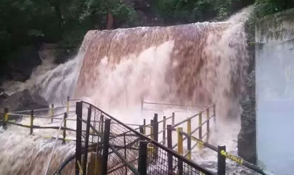 Flooding at Suruli Falls