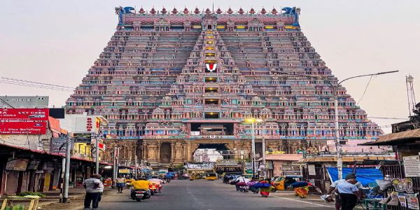 பக்தர்களிடம் கடுமையாக நடந்து கொண்ட ஶ்ரீ ரங்கம் கோயில் பணியாளர்- தற்காலிக பணிநீக்கம்!