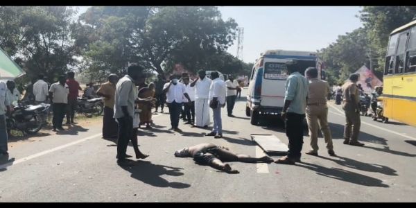 இருசக்கர வாகனம் மீது தனியார் பேருந்து மோதி விபத்து - கல்லூரி மற்றும் பள்ளி மாணவர் 2 பேர் தலை சிதறி பலி