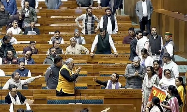 எதிர்க்கட்சிகளின் அதிரடி முழக்கம் - மக்களவையின் நடவடிக்கைகள் பகல் 2 மணி வரை நிறுத்திவைப்பு