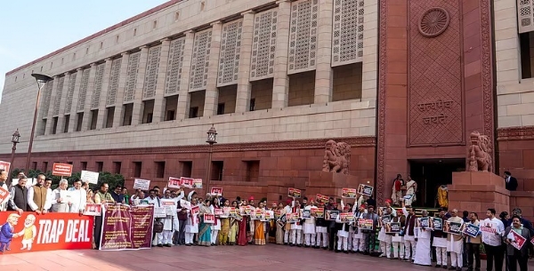 அமெரிக்காவுக்கும் இந்தியாவுக்கும் இடையிலான கொடுக்கல் வாங்கல் உடன்படிக்கைக்கு எதிர்ப்பு தெரிவித்து பாராளுமன்றத்தில் எதிர்கட்சிகள் கொந்தளிப்பு!