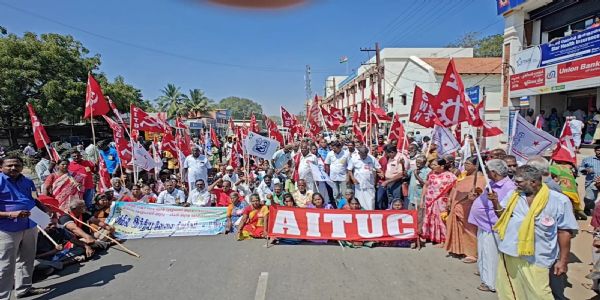 மத்திய அரசின் கொள்கைகளைக் கண்டித்து கம்யூனிஸ்ட் கட்சி சார்பாக சாலை மறியல் போராட்டம்
