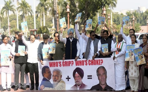 நாடாளுமன்ற வளாகத்தில் காங்கிரஸ் எம்.பிக்கள் ஆர்ப்பாட்டம்