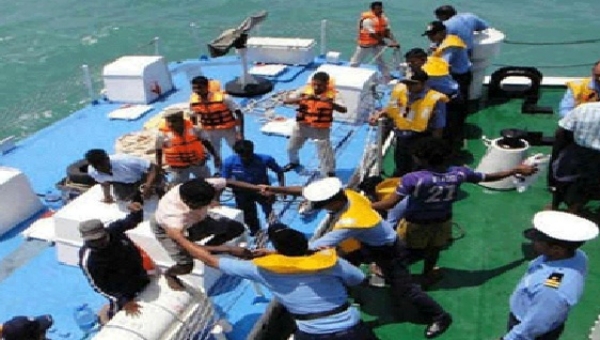 காரைக்கால் மீனவர்கள் 25 பேர் இலங்கை கடற்படையால் சிறைபிடிப்பு