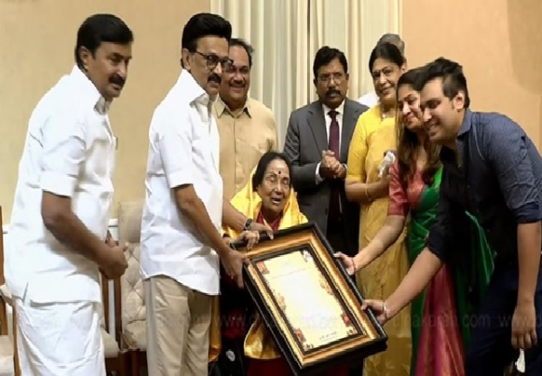 கலைஞர் நினைவு கலைத்துறை வித்தகர் விருது - பழம்பெரும் கலைஞர்கள்  எம்.என்.ராஜம் மற்றும் எஸ்.பி.முத்துராமனுக்கு முதல்வர் ஸ்டாலின் வழங்கினார்