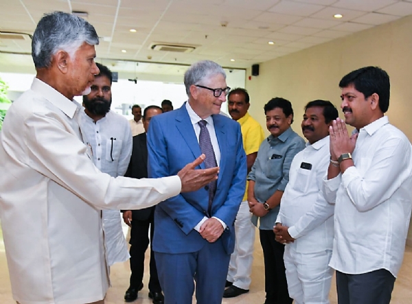 ஆந்திராவில் உள்ள ரியல் டைம் கவர்னன்ஸ் சொசைட்டி மையத்தில் பில் கேட்ஸ் ஆய்வு