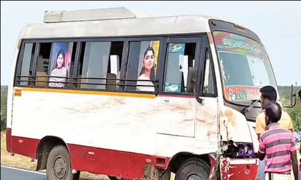 தூத்துக்குடிக்கு அருகில் வேன் மோதியதால் பைக் நொறுங்கி இரண்டு சிறு குழந்தைகள் உட்பட ஐவர் மரணம்