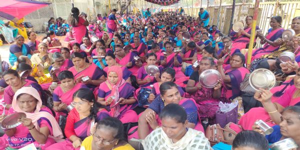 15-வது நாளான இன்று காலி தட்டுகளை தட்டி ஒலி எழுப்பி அங்கன் வாடி சத்துணவு ஊழியர்கள் போராட்டம்