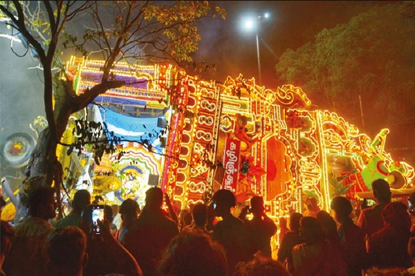 மயான கொள்ளை விழாவில் 60 அடி உயரத்தேர் சாய்ந்து விழுந்தத்தில் 7 பேர் படுகாயம்