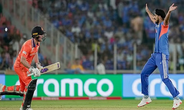 டி20 உலகக் கோப்பை - நெதர்லாந்தை 17 ரன்கள் வித்தியாசத்தில் வென்ற இந்தியா டி20 உலகக் கோப்பை - நெதர்லாந்தை 17 ரன்கள் வித்தியாசத்தில் வென்ற இந்தியா