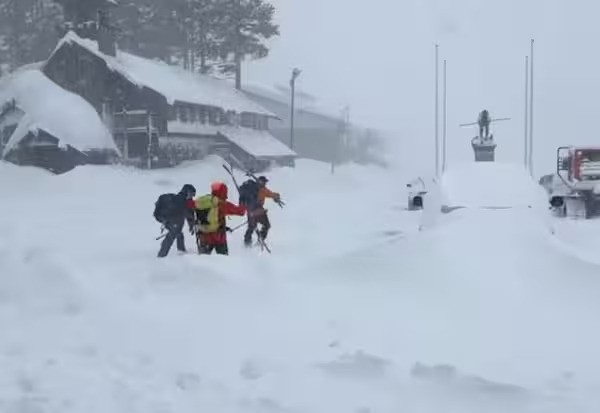 அமெரிக்காவின் கலிபோர்னியாவில் பனிச்சரிவில் சிக்கி பனிச்சறுக்கு வீரர்கள் எட்டு பேர் பலி - ஒருவர் மாயம்