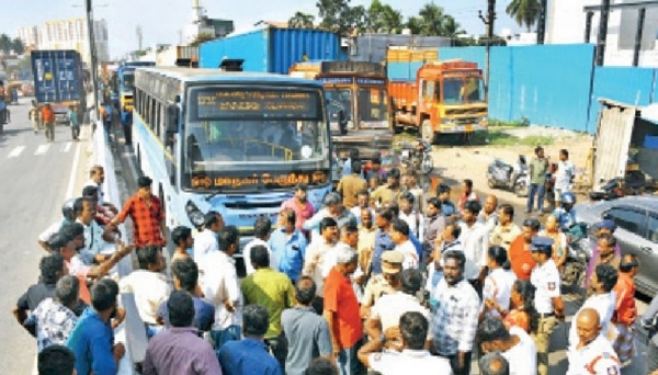 சாலைகளில் நிறுத்தப்படும் கன்டெய்னர் லாரிகளை அகற்றக்கோரி கம்யூனிஸ்ட் கட்சியினர்  சாலை மறியல் போராட்டம்