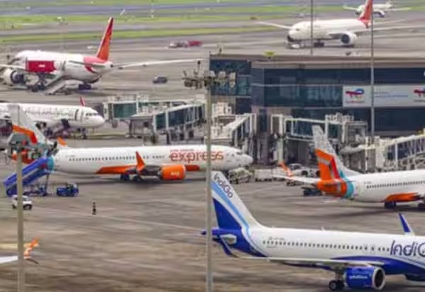 டெல்லி மற்றும் மும்பை விமான நிலையங்களில் தொழில்நுட்பக் கோளாறு - விமான சேவை பாதிப்பு