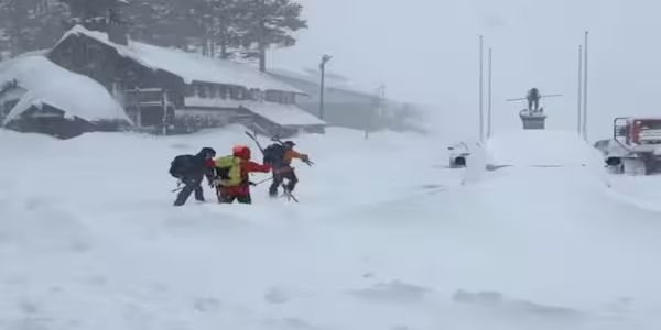 அமெரிக்காவின் கலிபோர்னியாவில் பனிச்சரிவில் சிக்கி பனிச்சறுக்கு வீரர்கள் எட்டு பேர் பலி - ஒருவர் மாயம்