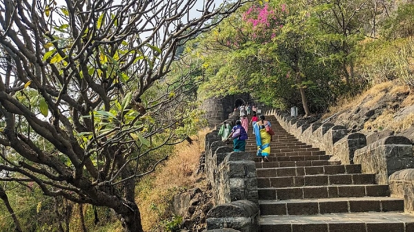 இன்று அதிகாலை சிவாஜி ஜெயந்தி கொண்டாட்டத்தின் போது புனேவின் சிவனேரி கோட்டை கூட்ட நெரிசலில் மூன்று பேர் காயம்